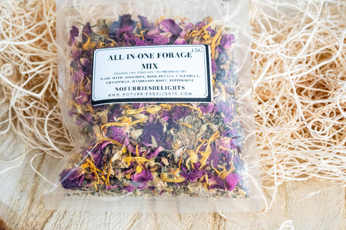 Forage mix made with rosehips, rose petals, calendula, chamomile, dandelion root and peppermint for small pets and birds. | Mélange fourrager à base d'églantier, pétales de rose, calendula, camomille, racine de pissenlit et menthe poivrée pour petits animaux et oiseaux.