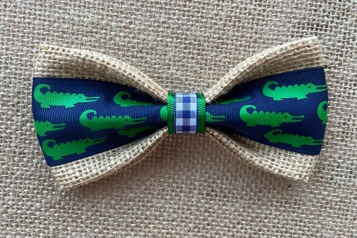 Bow tie for pets with green alligator pattern on blue background.|Nœud papillon pour animaux avec un motif d'alligators verts sur fond bleu.