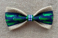 Bow tie for pets with green alligator pattern on blue background.|Nœud papillon pour animaux avec un motif d'alligators verts sur fond bleu.
