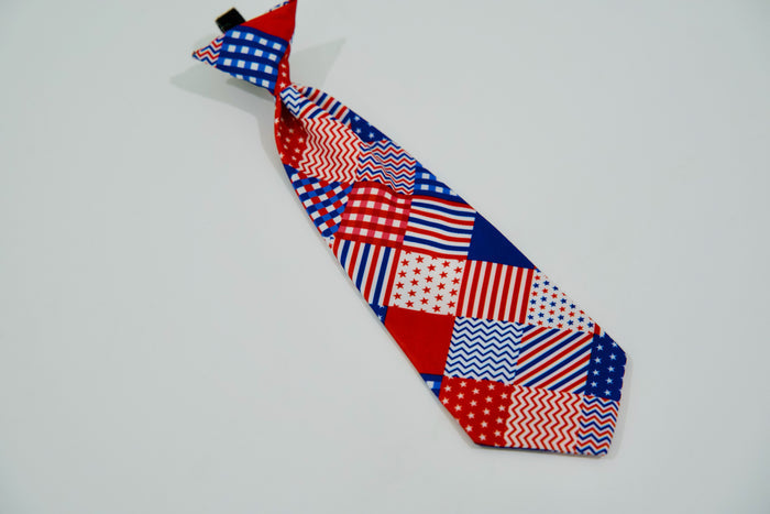 Colorful american patterned pet tie on a light gray background.|Cravate pour animal à motifs colorés américain sur fond gris clair.