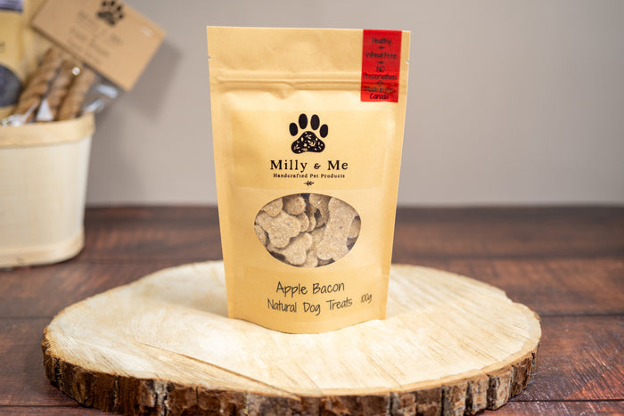 Bag with apple bacon dog treats. | Sac avec des gâteries pour chiens aux pommes et bacon.