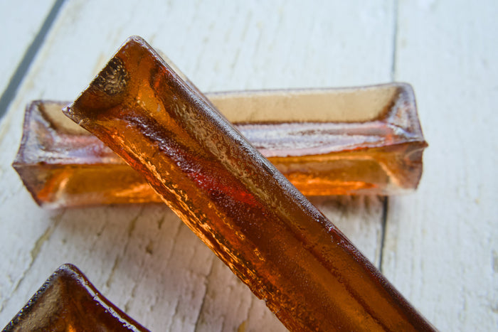 Natural bacon-flavored collagen chew for dog dental care.|Friandise à mâcher naturelle au collagène et au goût de bacon pour l'hygiène dentaire du chien.