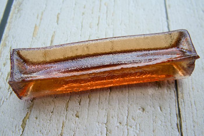 Long-lasting bacon collagen dog chew for healthy teeth and gums.|Friandise à mâcher au collagène et au bacon pour chiens, longue durée, pour des dents et des gencives saines.