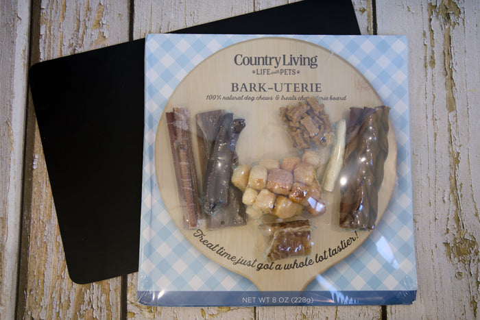 Packaged barkuterie dog treat set with 'Country Living Life for Pets' branding on a wooden surface.|Friandises pour chiens à base de viande séchée, emballées et étiquetées, posées sur une surface en bois.
