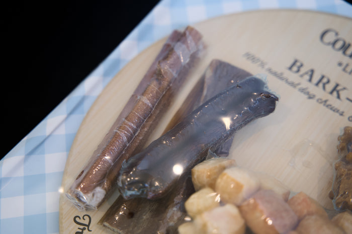 Dog treats on a plate with visible brand name.|Friandises pour chiens sur une assiette, avec le nom de la marque visible.
