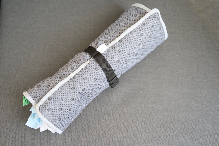 Dog snuffle mat that can be secured with straps, ideal for transport.|Tapis à renifler pour chiens pouvant être fixé avec des sangles, idéal pour le transport.