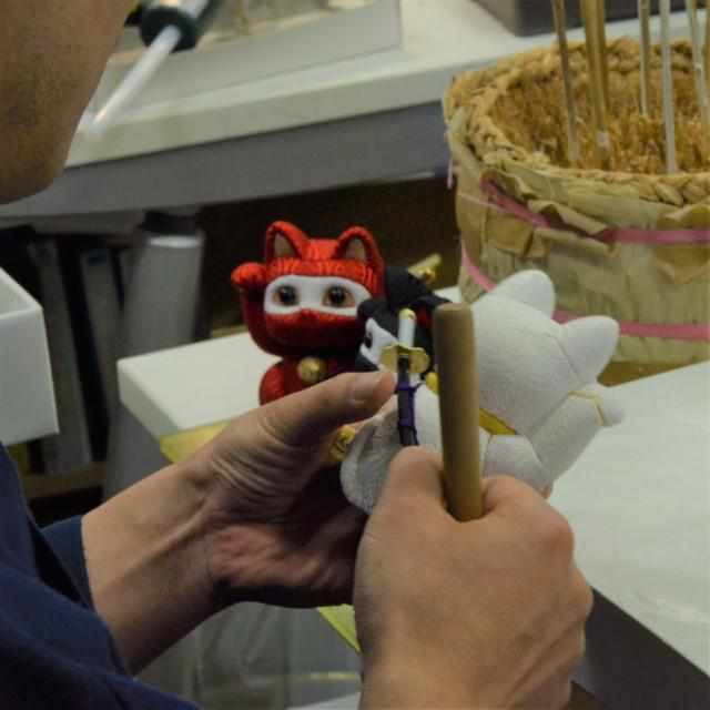 [BECKONING (LUCKY) CAT] MANEKI NEKO, YUZEN RED (S) | EDO ART DOLLS | KAKINUMA DOLLS