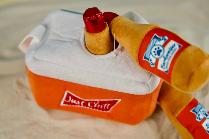 Interactive dog toy set with handle and removable beer-themed squeakers.|Jouet interactif pour chien avec poignée et bouteilles à thème bière amovibles.