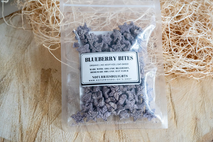 Blueberry bites for rabbits, small pets and birds made with organic blueberry and homemade organic oat flour. | Bouchées de myrtilles pour lapins, petits animaux et oiseaux à base de bleuets biologiques et de farine d'avoine biologique maison.