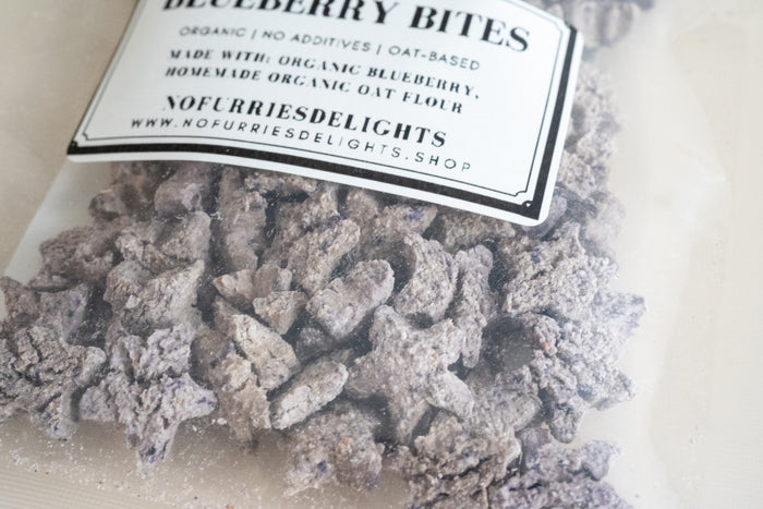 Close-up view of blueberry bites for small pets. | Vue rapprochée des bouchées de myrtilles pour petits animaux.