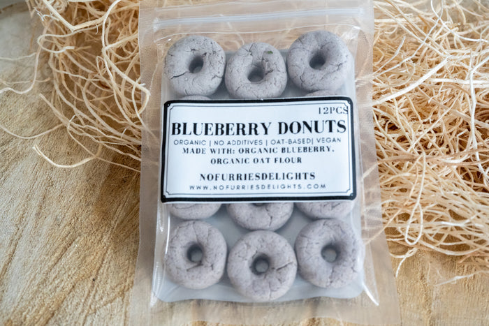 Blueberry donuts for small pets and birds made with blueberry and oat flour. | Beignets aux myrtilles pour petits animaux et oiseaux fait de farine de myrtille et d'avoine.