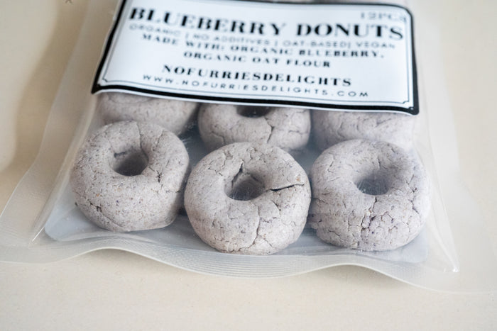 Close up image of blueberry donuts for small pets and birds. | Image rapprochée des beignets aux bleuets pour petits animaux et oiseaux.