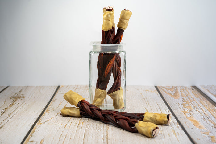Beef stick dental treats for dogs are high in protein and support joint health. | Les friandises dentaires de type batonnet de boeuf pour chiens sont à haute teneur en protéine et soutiennent la santé des articulations.