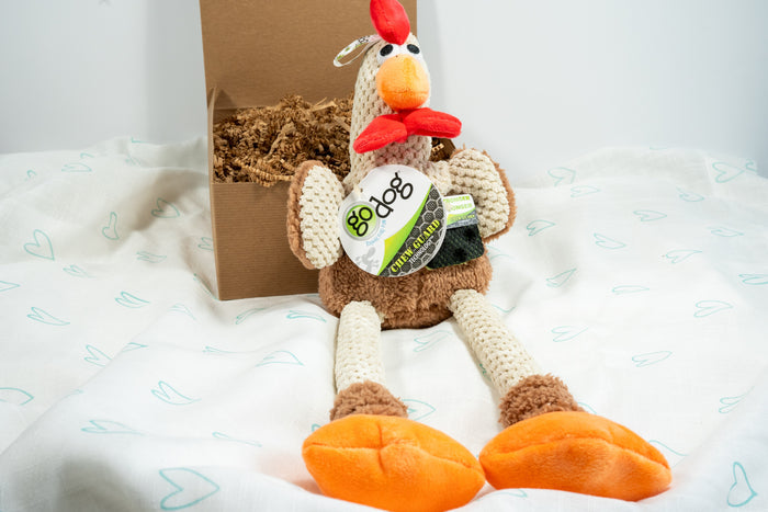 Large squeaker brown chicken plush dog toy constructed from a soft, textured, checkered plush.  | Grand peluche pour chien en forme de poulet brun avec couineur et fabriqué à partir d'un tissu doux, texturé et à carreaux.