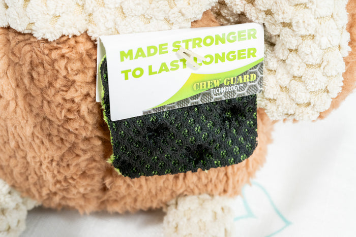 Made more durable with Chew Guard Technology, a special manufacturing process that adds a super tough lining and reinforced seams to soft plush toys. | Jouet robuste pour chien plus durable grâce à la technologie Chew Guard, un processus de fabrication spécial qui ajoute une doublure ultra résistante et des coutures renforcées.