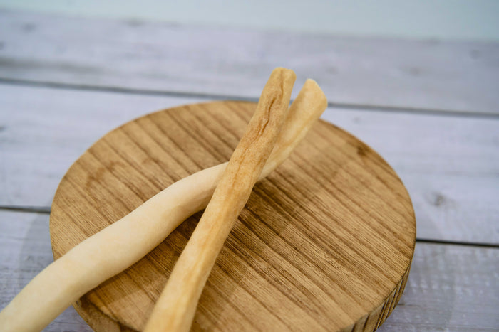 Close-up of bull tail collagen sticks for dogs, high-protein natural chews that support dental health and healthy chewing.|Gros plan sur des bâtonnets de collagène de queue de bœuf pour chiens : des friandises à mâcher naturelles et riches en protéines qui favorisent la santé bucco-dentaire et une mastication saine.