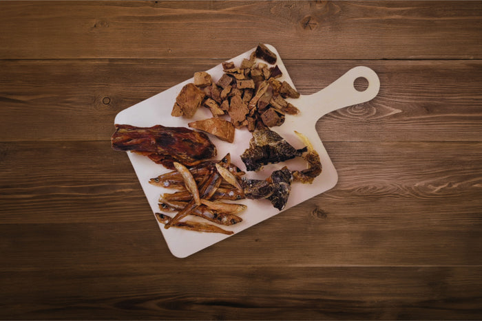 Freeze-Dried meats for dogs on a charcuterie board.|Viandes lyophilisées pour chiens sur une planche de charcuterie.
