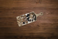 Charcuterie board for cats with freeze-dried treats.|Planche de charcuterie pour chats, avec friandises lyophilisées.