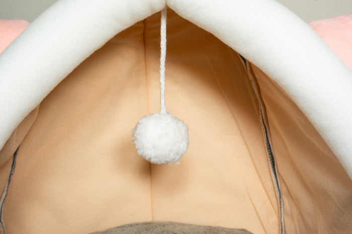 Close-up view of plush hanging toy. | Vue rapprochée du jouet suspendu en peluche.