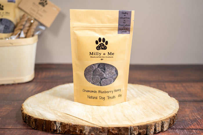 Bag with chamomile blueberry honey dog treats. | Sac avec des gâteries pour chiens à la camomille, bleuets et miel.