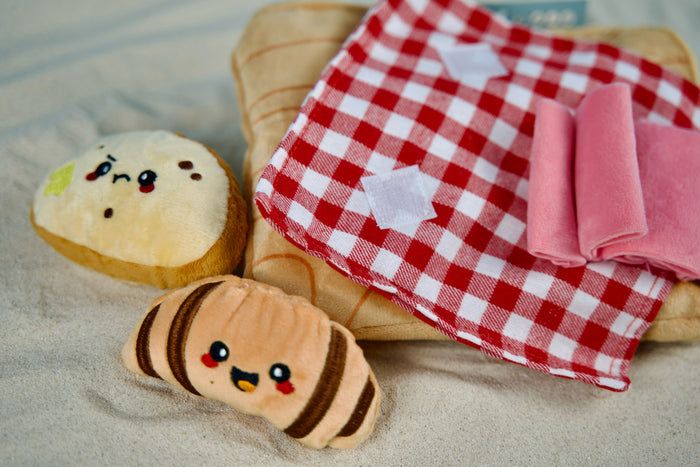 Summer picnic themed dog toy charcuterie board with multiple textures and treat-hiding compartments | Jouet pour chien thème pique-nique été planche charcuterie avec multiples textures et compartiments cachettes friandises