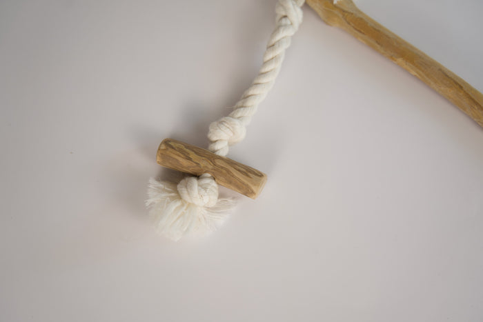 Close-up view of the bird swing.|Vue rapprochée de la balancoire pour oiseaux.