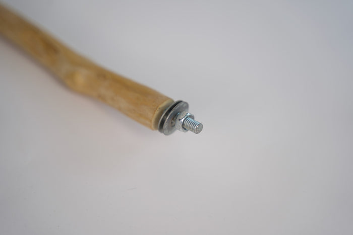 Close-up view of the metal fastener used to attach the perch to the cage.|Vue rapprochée de l'attache en métal permettant d'accrocher le perchoir à la cage.