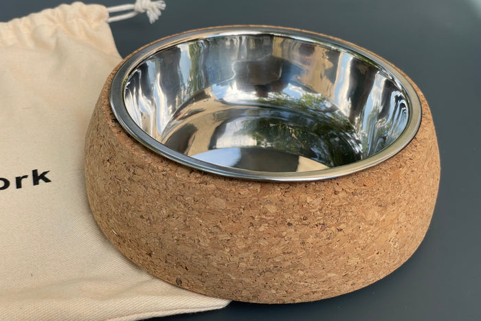 Cork dog bowl with a metal interior on a gray background.|Gamelle pour chien en liège avec intérieur en métal sur fond gris.