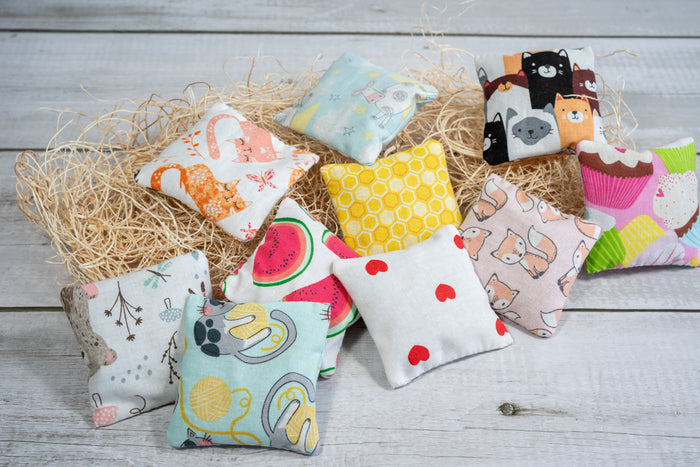 Handmade cat kicker with fun design. | Kicker pour chat fait à la main avec des designs amusants et rempli d'herbe à chats and filled with catnip.