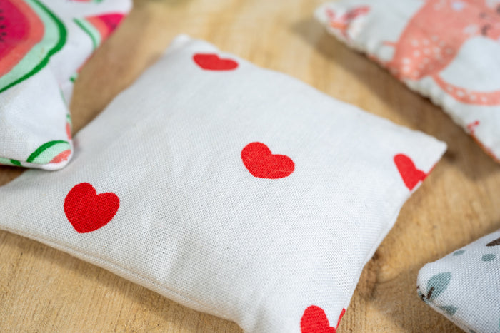 Heart-patterned cat kicker. | Kicker pour chat à motifs de coeurs.