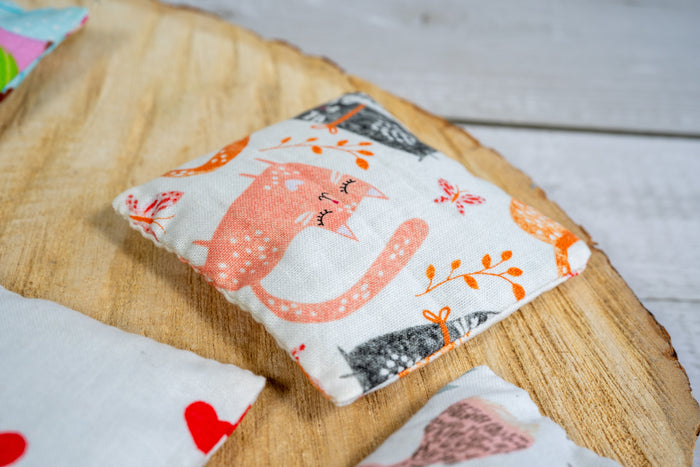Cat kicker with spring cat motifs. | Kicker pour chat avec motifs de chats printaniers.
