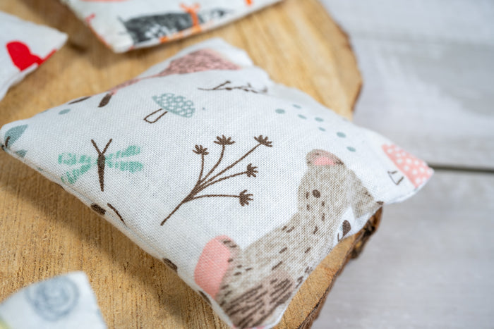 Bear patterned cat kicker. | Kicker pour chats à motifs d'oursons.