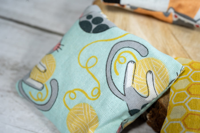 Cats with wool balls patterned cat kicker. | Kicker pour chats à motifs de chats avec balle de laine.