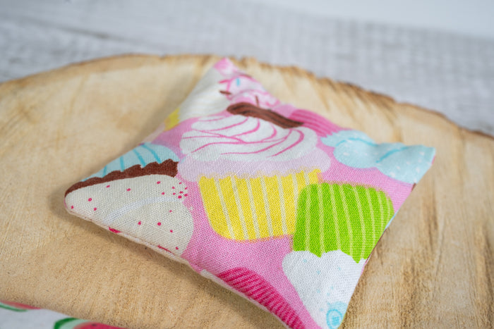 Cupcake patterned cat kicker. | Kicker pour chats à motifs de cupcakes.
