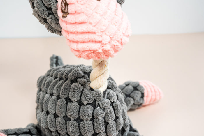 Close-up view of the rope neck of the donkey-shaped dog plush. | Vue rapprochée du cou en corde de la peluche chien en forme d'âne.