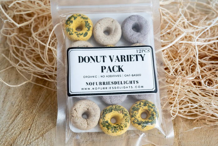 Mixed flavor donuts for small pets and birds. | Beignets aux saveurs variées pour petits animaux et oiseaux.