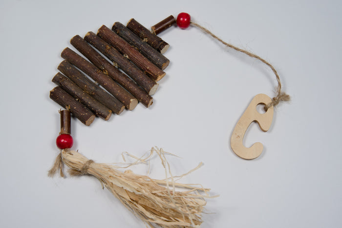 Wooden twigs of various sizes to chew on for small animals.|Brindilles de bois de grandeurs variées à mâcher pour petits animaux.