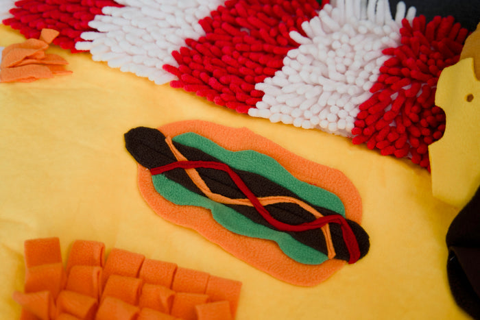 Close-up of fabric hot dog to hide dog treats.|Gros plan du hot-dog en tissu pour cacher des aliments pour chien.