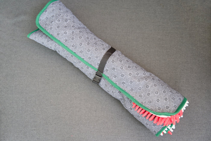 Pet snuffle mat that can be secured with straps, ideal for transport.|Tapis à renifler pour animaux pouvant être fixé avec des sangles, idéal pour le transport.
