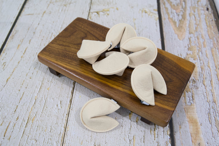 Several felt cat toys shaped like fortune cookies.|Plusieurs jouets pour chats en forme de biscuits chinois en feutre.