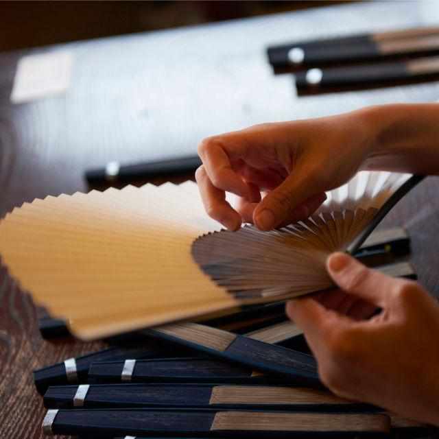 [HAND FAN] FRAGRANT FAN UTSUSHI INCENSE MOON KAGE X SANDALWOOD INCENSE | KYOTO FOLDING FANS | OHNISHI TSUNE SHOTEN