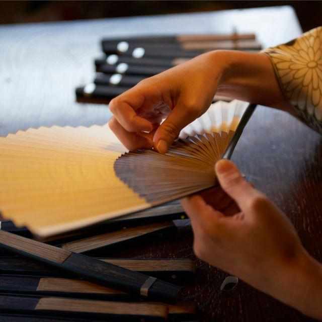 [HAND FAN] FRAGRANT FAN UTSUSHI INCENSE MOON KAGE X SANDALWOOD INCENSE | KYOTO FOLDING FANS | OHNISHI TSUNE SHOTEN