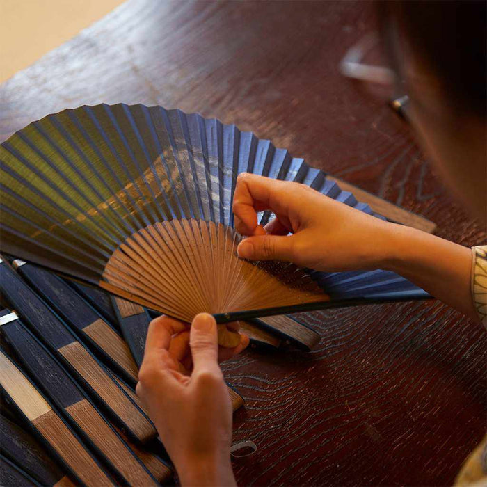 [HAND FAN] MEN'S SILK FAN DRAGONFLY TEA BONE LARGE SHORT GROUND | KYOTO FOLDING FANS | OHNISHI TSUNE SHOTEN