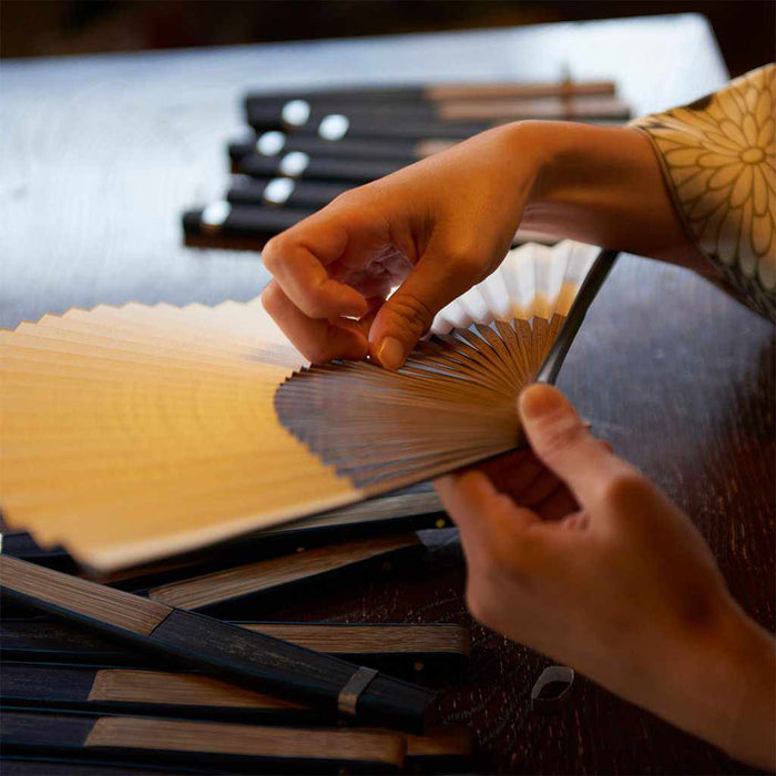 [HAND FAN] MEN'S SILK FAN GOURD TEA BONE LARGE SHORT GROUND | KYOTO FOLDING FANS | OHNISHI TSUNE SHOTEN
