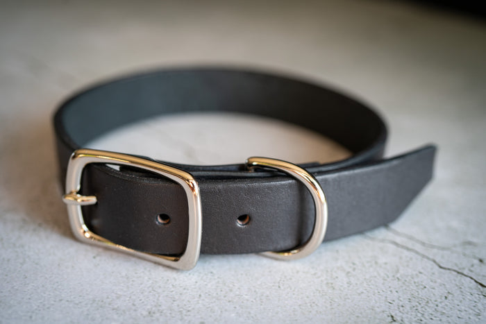 Side view of the black vegetable tanned leather dog collar 1 inch. | Vue latérale du collier pour chien en cuir tanné végétal noir 1 pouce.