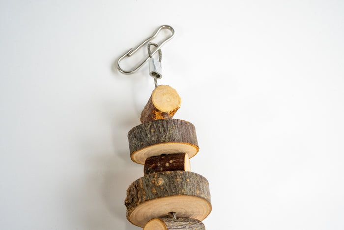 Durable metal stand for the wooden rabbit toy. | Support en métal résistant pour le jouet en bois pour lapin.