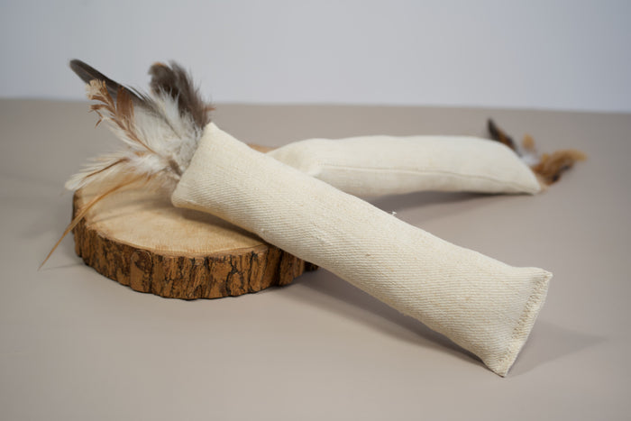 Natural cat kicker toy made with hemp fabric and natural feathers. | Jouet naturel pour chat fabriqué avec du tissu de chanvre et des plumes naturelles.