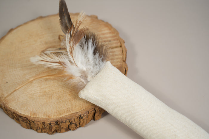 Cat pillow toy made from hemp fabric and filled with natural wool. | Oreiller-jouet pour chat en tissu de chanvre et rempli de laine naturelle.