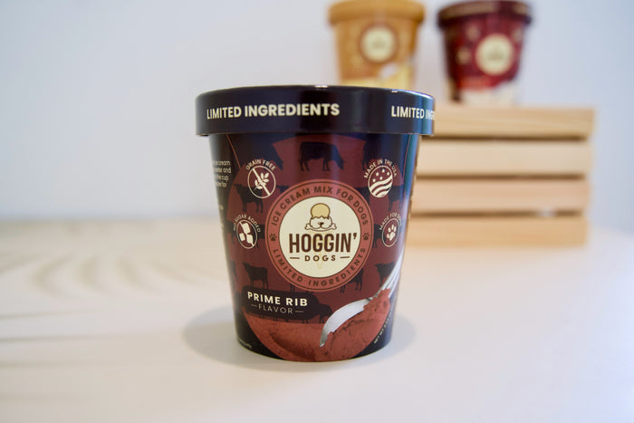 Hoggin' Dogs ice cream container with prime rib flavor on a white surface.|Pot de glace Hoggin' Dogs au goût de côte levée.