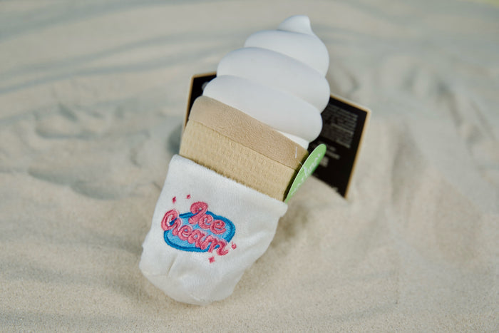 Interactive ice cream dog toy with hidden treat compartment and dual sensory textures.|Jouet crème glacée interactif pour chien avec compartiment friandises caché et double textures sensorielles.